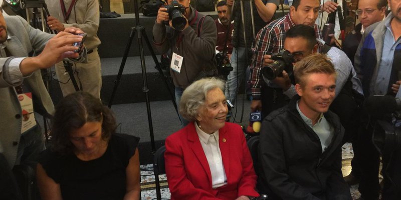 Elena Poniatowska en al conferencia mañanera de AMLO.