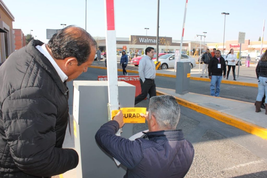 Autoridades de Metepec clausuran estacionamientos por irregularidades