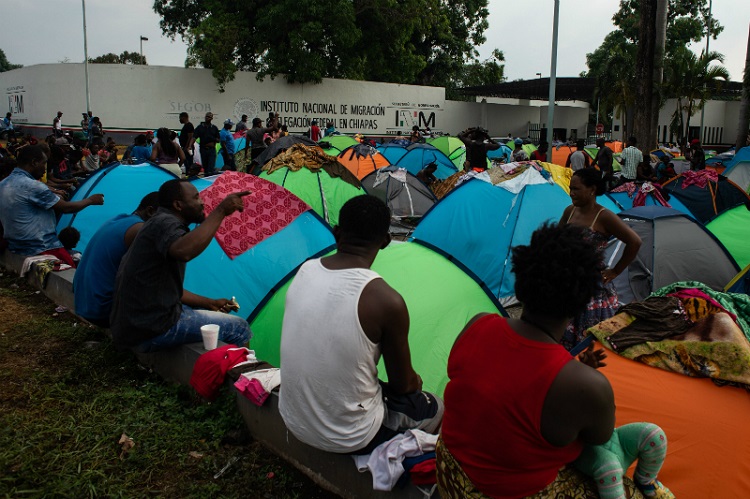 Migrantes continúan en Chiapas esperando permisos para desplazarse