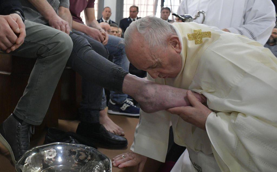 Papa Francisco lava los pies de 12 reos en Roma