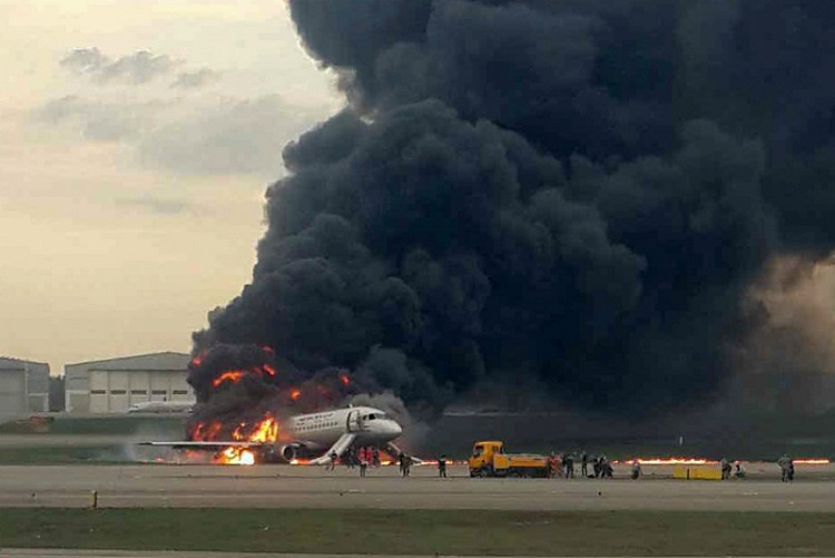 Asciende a 41 el número de muertos por incendio de avión en Moscú (+VÍDEOS)