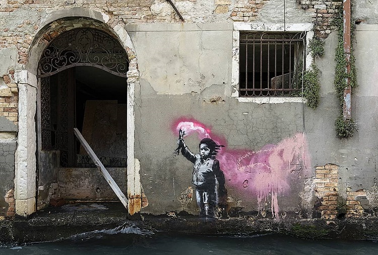 En el marco de la Bienal de Arte en Venecia, Banksy reconoce autoría de dibujo de niña inmigrante