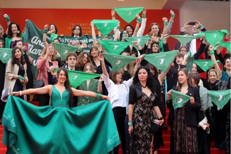 Cannes se viste de verde en favor de la lucha por el aborto legal