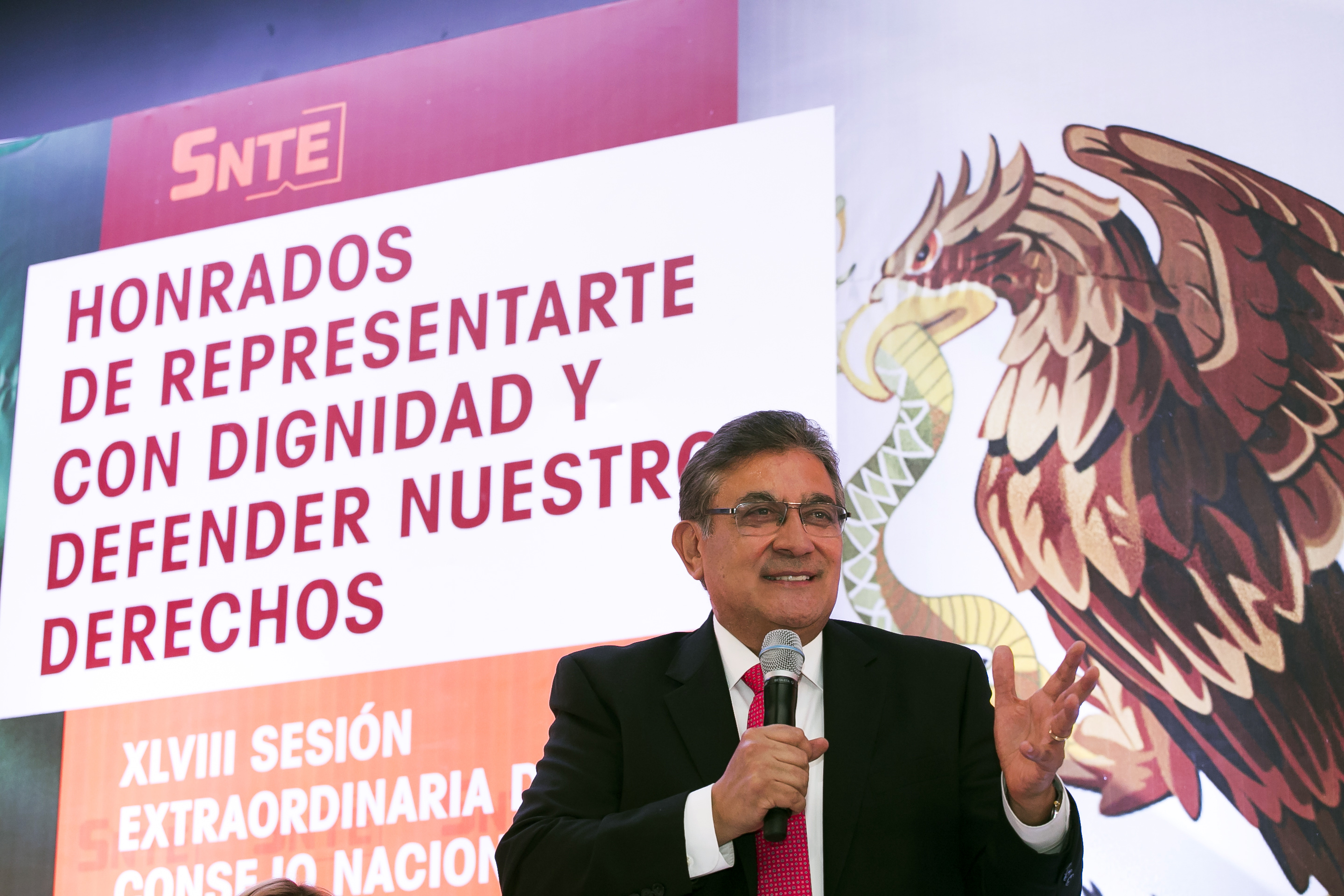 El SNTE se quedó con 435 mdp que Peña Nieto le dio para promocionar la Reforma Educativa