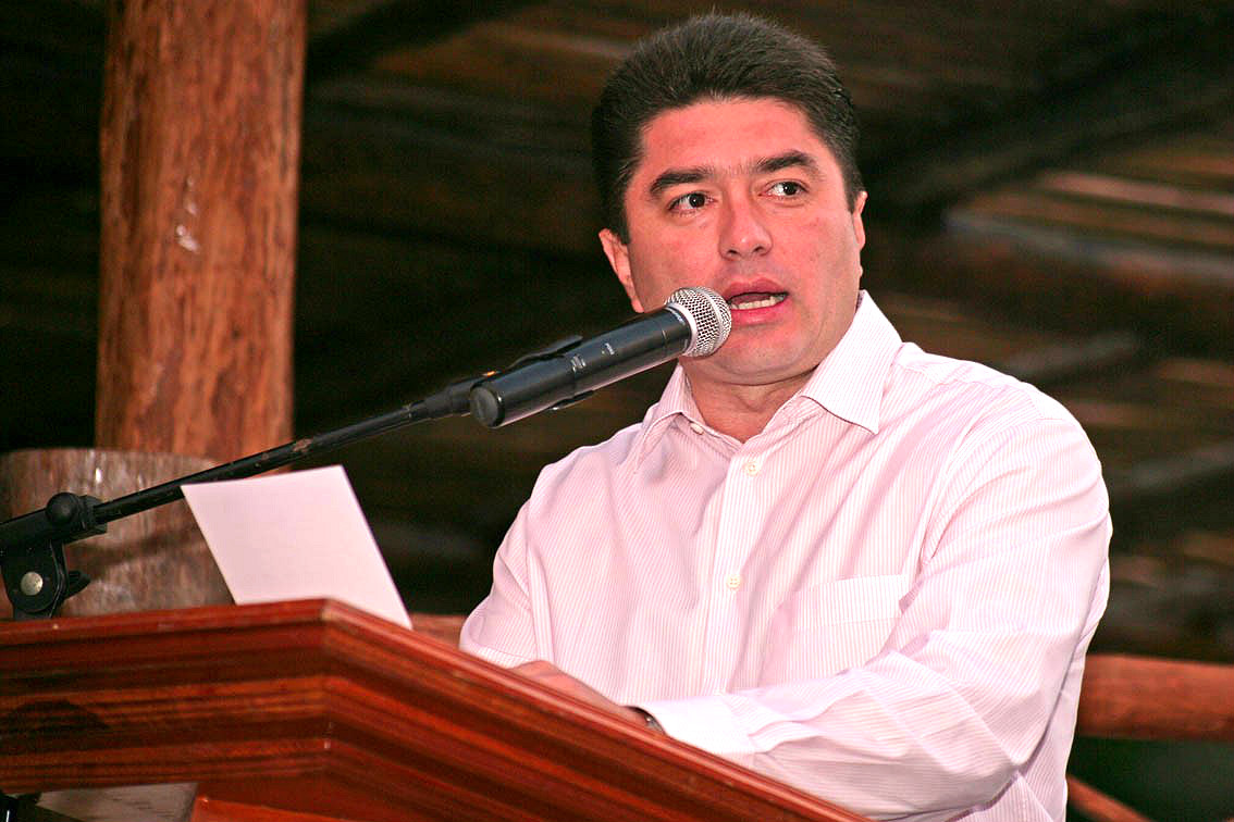 Incautan 22 propiedades al ex gobernador de Q.R. Félix Arturo González Canto