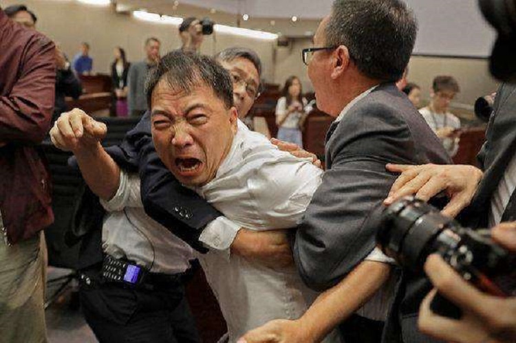 Al menos cuatro heridos tras trifulca en sesión parlamentaria en Hong Kong