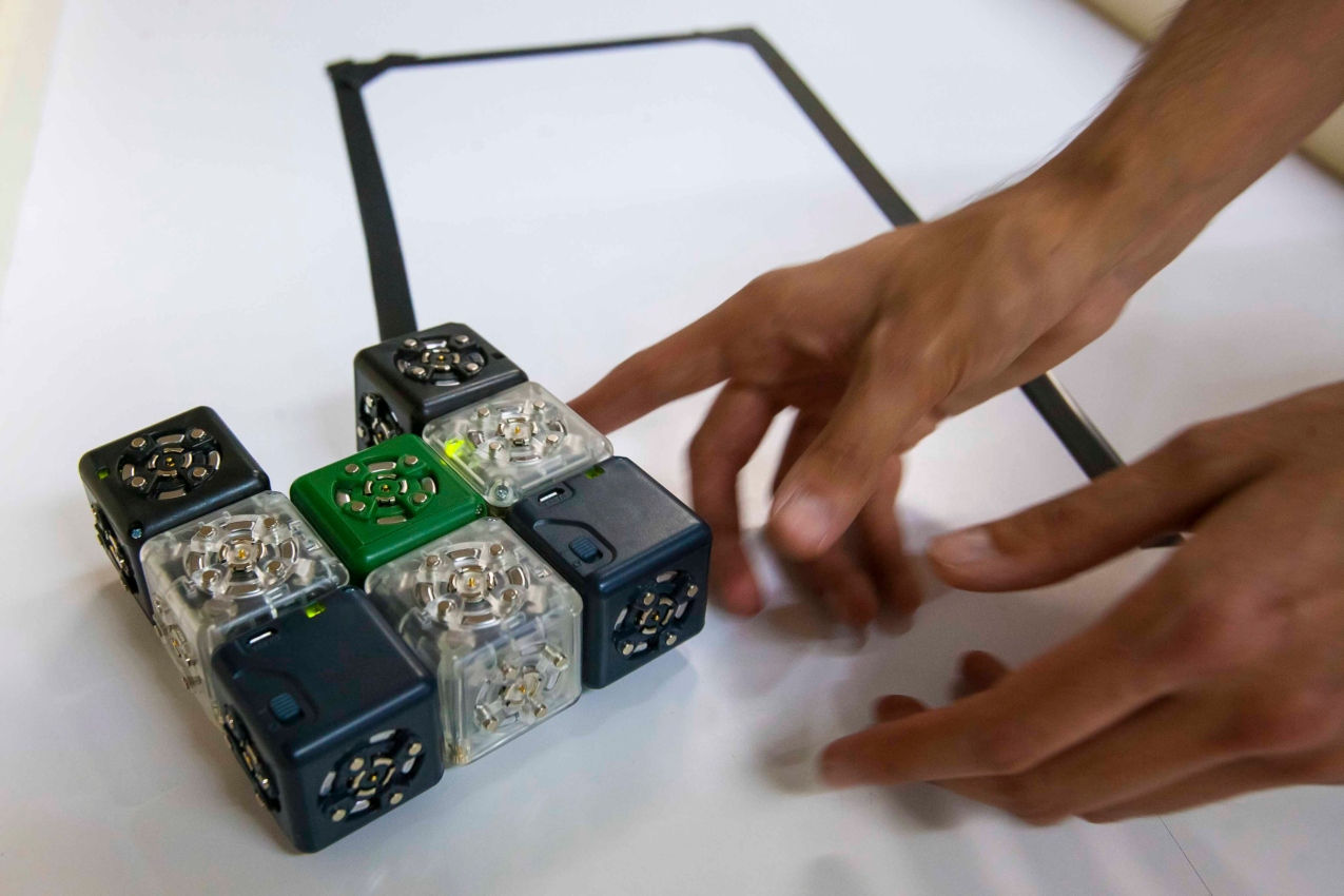 Dona al IPN inventor de robots Cubelets 125 de sus creaciones
