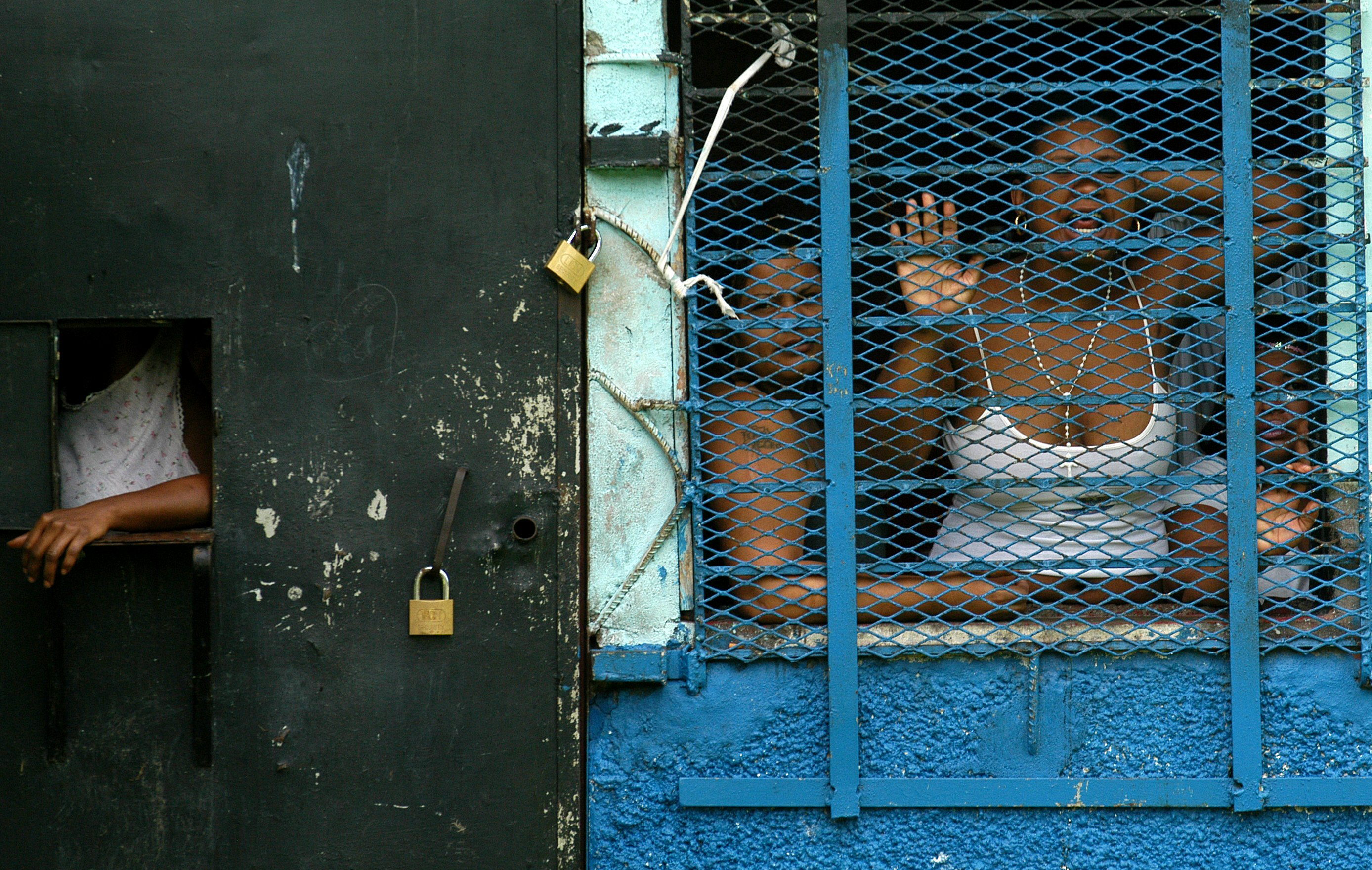 Sobrepoblación y carencias en cárceles dificultan reinserción social, señala reporte del IBD