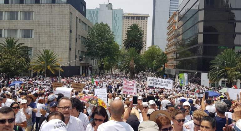 Critica AMLO uso de manta en marcha contra su gobierno: no se midieron