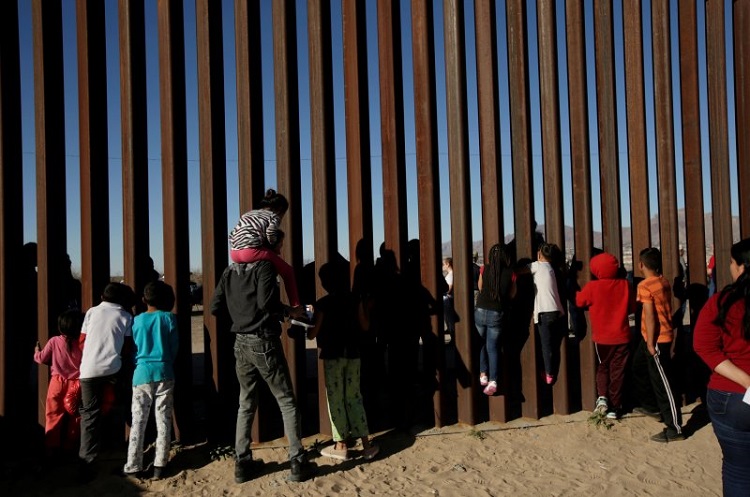 Cerca de 500 migrantes buscan asilo en EU mediante aduana Sonora-Arizona