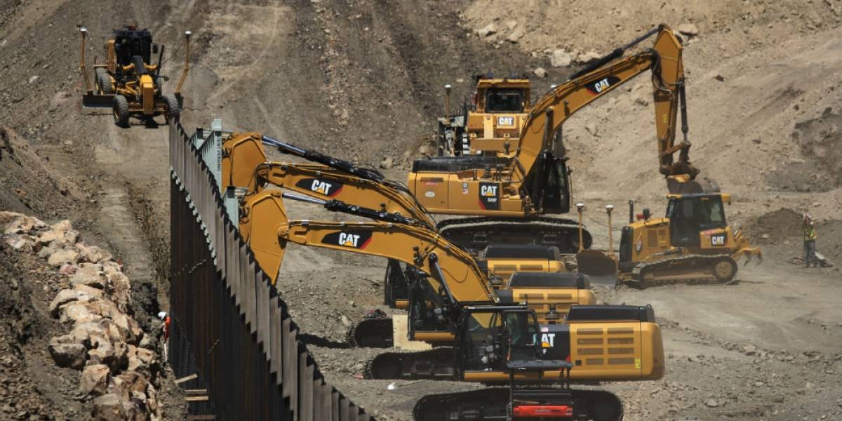 Levantan estadounidenses muros con dinero privado en la frontera con México