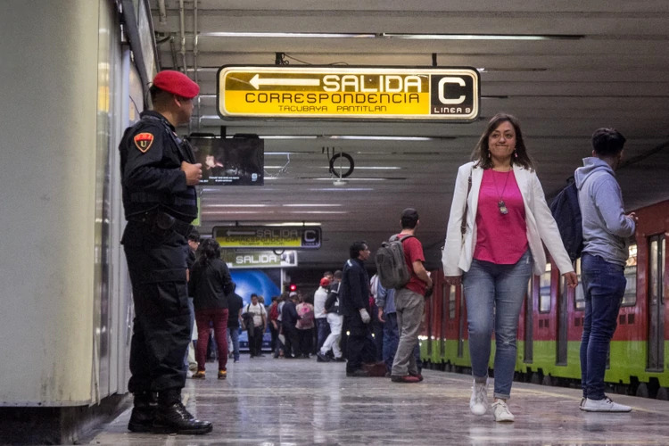 Policías en metro podrían utilizar inmovilizadores para repeler agresiones