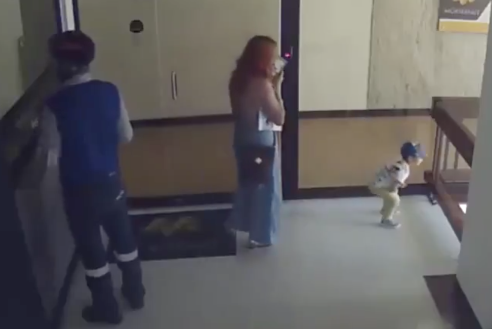 VIDEO: Mujer salva a su bebé de milagro antes de que cayera al vacío 😭