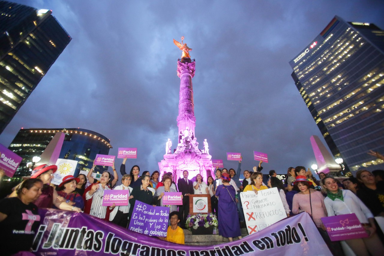 Celebran inclusión de mujeres en decisiones de Estado: iluminan de morado Columna de la Independencia
