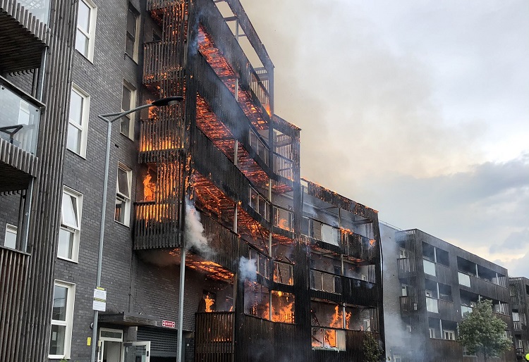 Incendio consume edificio residencial en Londres