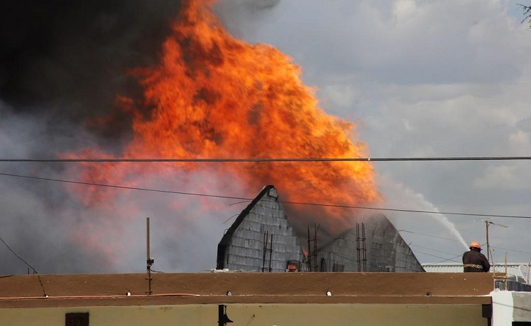 Reportan incendio en bodegas de Monterrey