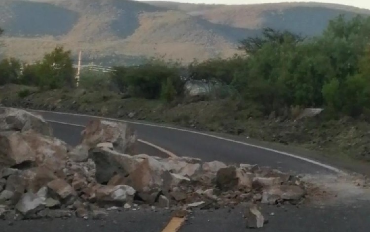 Lluvias dejaron tramo carretero afectado en Oaxaca