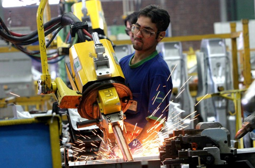 Sector manufacturero crece 0.3% tras caída