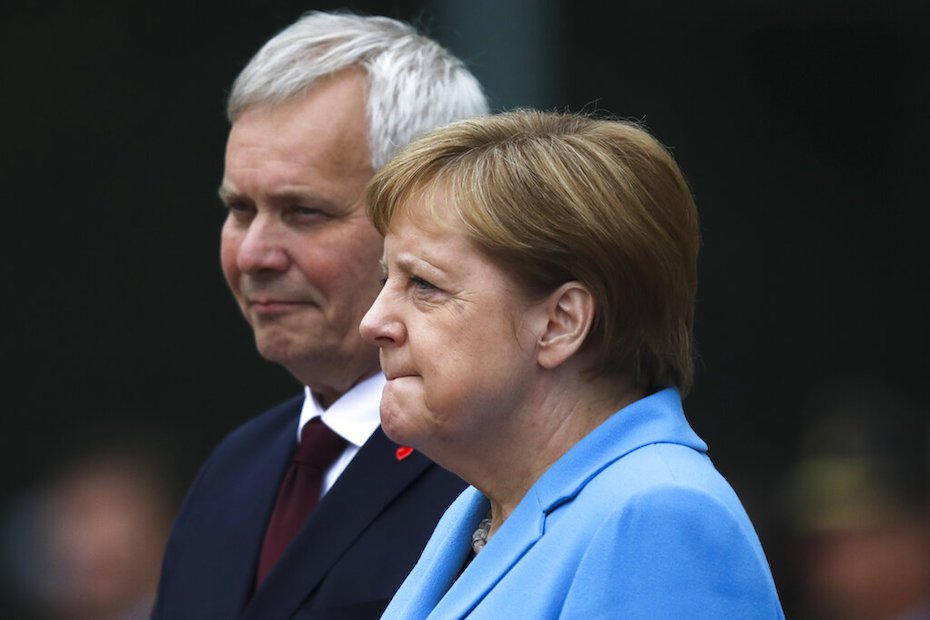 Angela Merkel vuelve a sufrir temblores en acto oficial