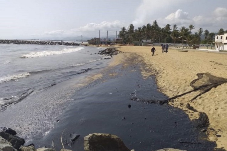 Resultado de imagen para Derramaron 40 mil litros de diesel al mar en Chile