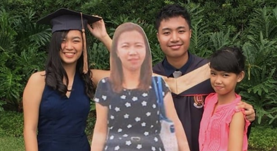 Joven imprime foto tamaño real de su madre, para que lo acompañe a su graduación