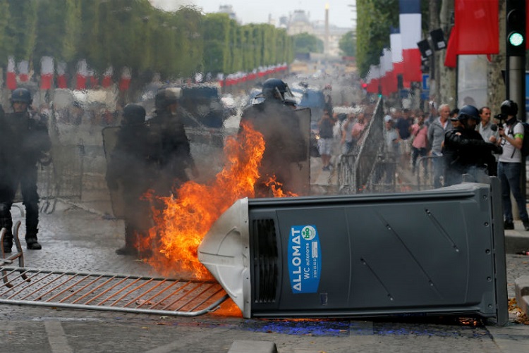 Policía y manifestantes se enfrentan en París