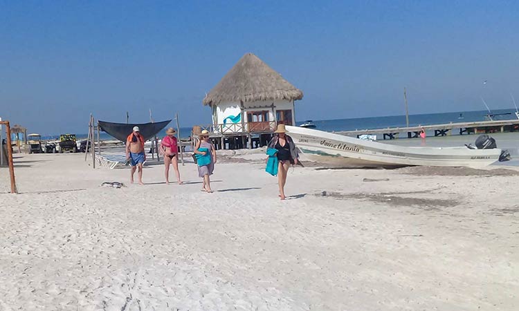 Playas libres de sargazo detonan turismo en Holbox