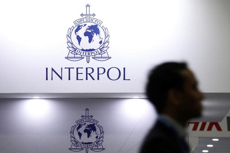 Esposa del ex jefe de Interpol demanda a la institución por corrupción