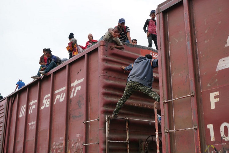 En Chiapas detienen a 30 migrantes que se trasladaban en tren