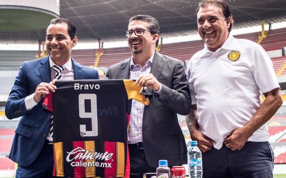 Omar Bravo saldrá del retiro para jugar con Leones Negros