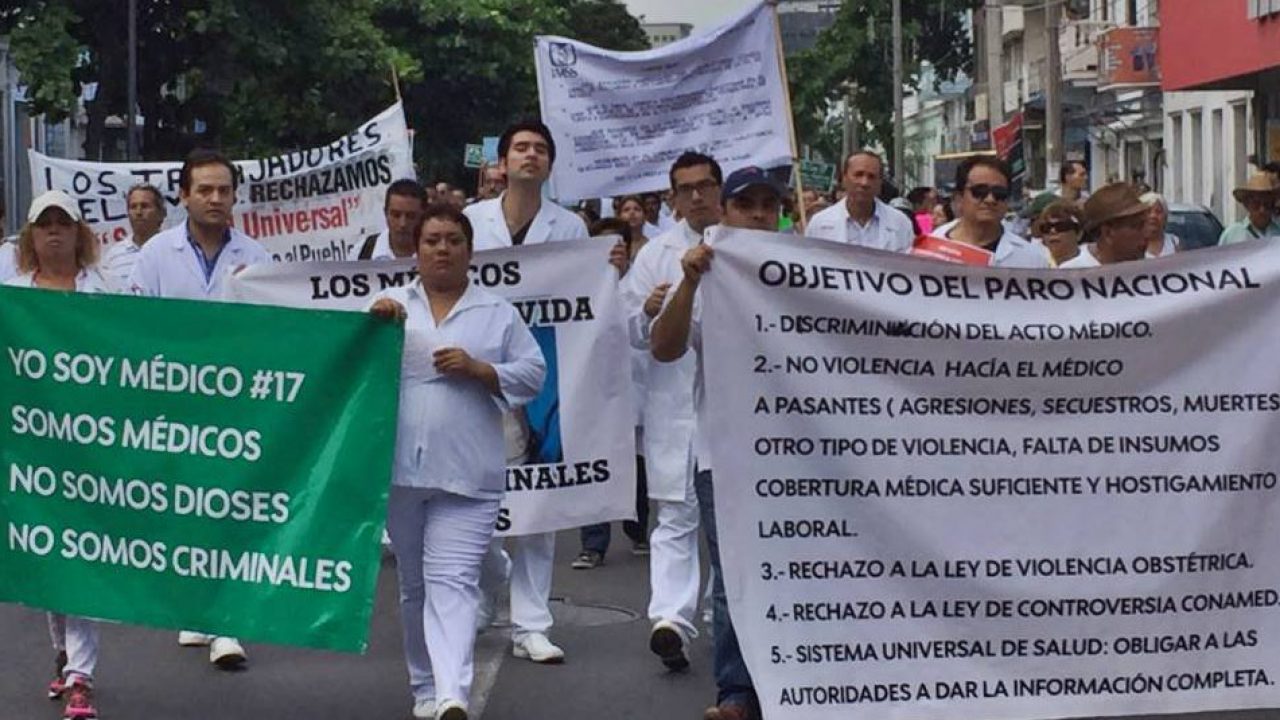 Médicos pasantes en servicio social amagan con paro el 1 de agosto