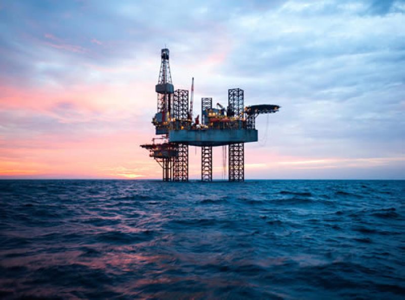 Precios del petróleo ronda máximos por tormenta tropical en Golfo de México