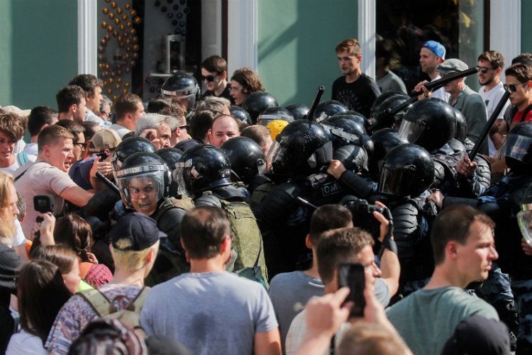 Policía rusa detiene a 638 por protesta contra elecciones en Moscú