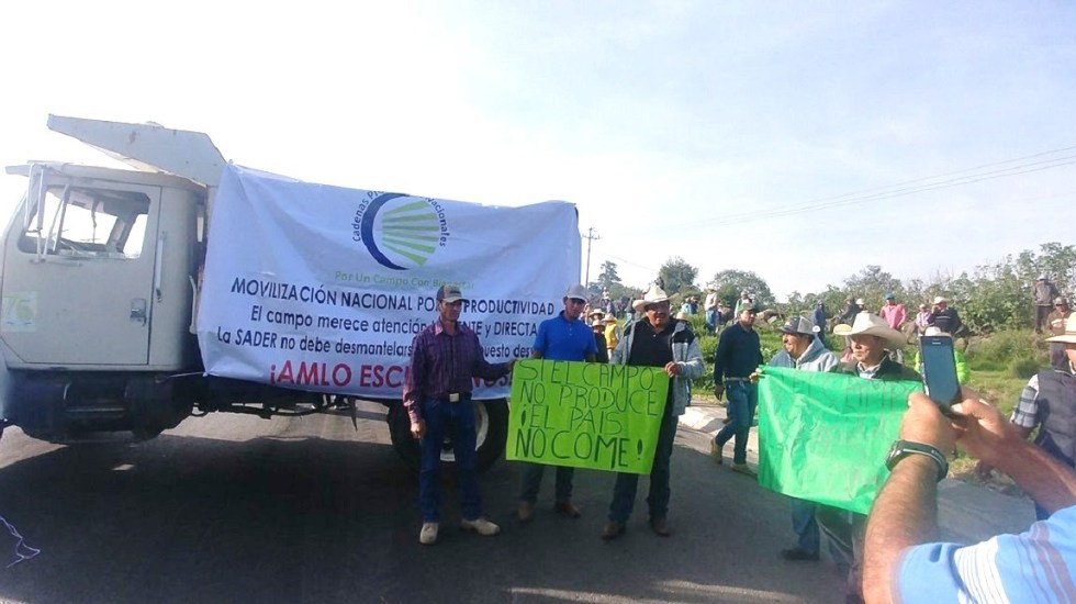 Campesinos cierran la autopista México-Querétaro