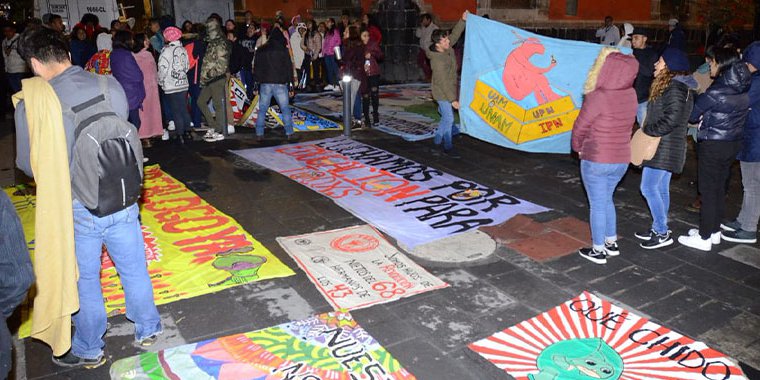 Rechazados de UNAM, IPN y UAM protestan frente a Palacio Nacional