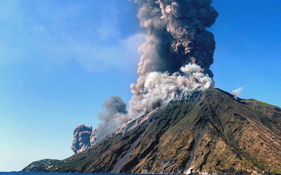 explosión del volcan Stromboli, italia