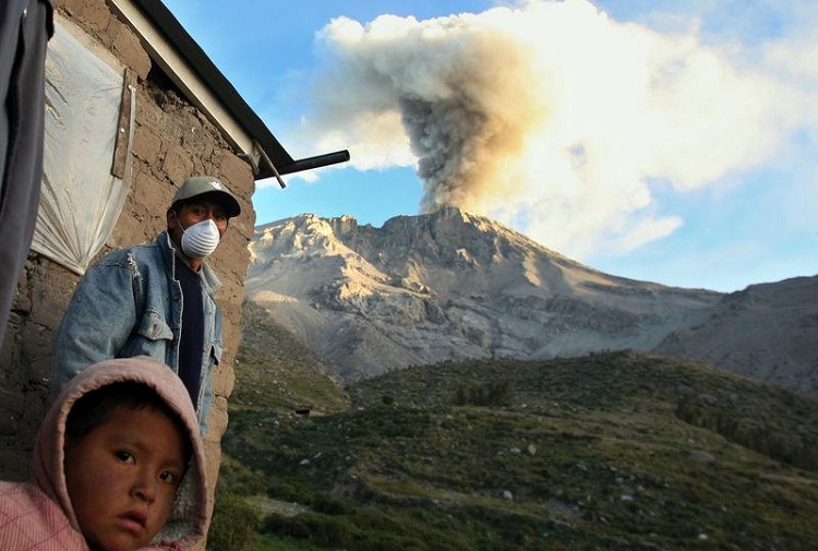 Evacuan a cientos por explosión de volcán en Perú