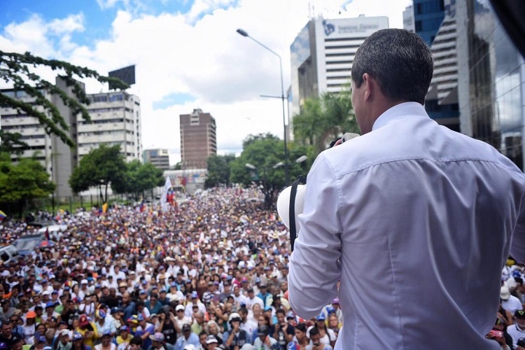 Maduro llama al diálogo; Guaidó rechaza tratar con una “dictadura”