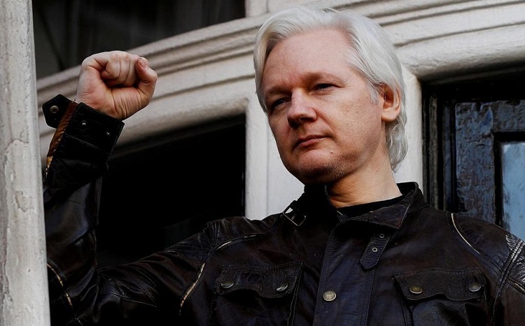 Presidente de Ecuador asegura que Assange convirtió embajada en “centro de espionaje”