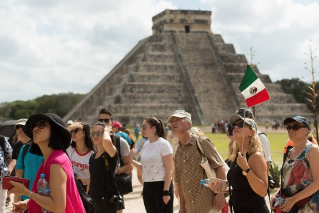 Destaca AMLO alta afluencia en zonas arqueológicas; Chichén Itzá rompe récord de visitantes en un día