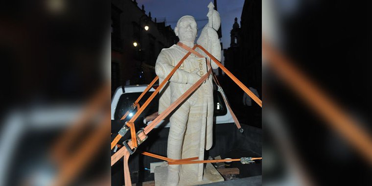 Artesanos de Oaxaca regalan estatua de Benito Juárez a AMLO en Palacio