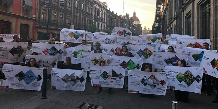 Científicos del Cinvestav protestan frente de Palacio Nacional, piden recursos