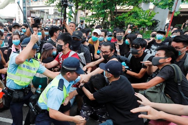 Manifestantes en Hong Kong y policías se enfrentan