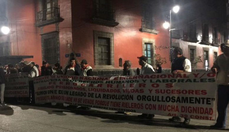Protestan electricistas y trabajadores de Notimex frente a Palacio Nacional