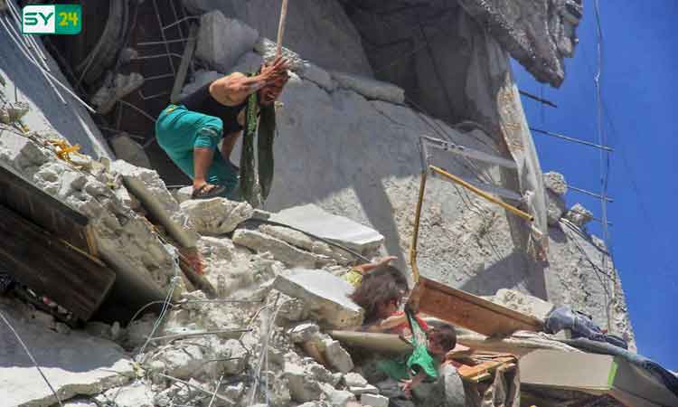 Niña muere tratando de salvar a su hermana bebé tras bombardeo de Siria