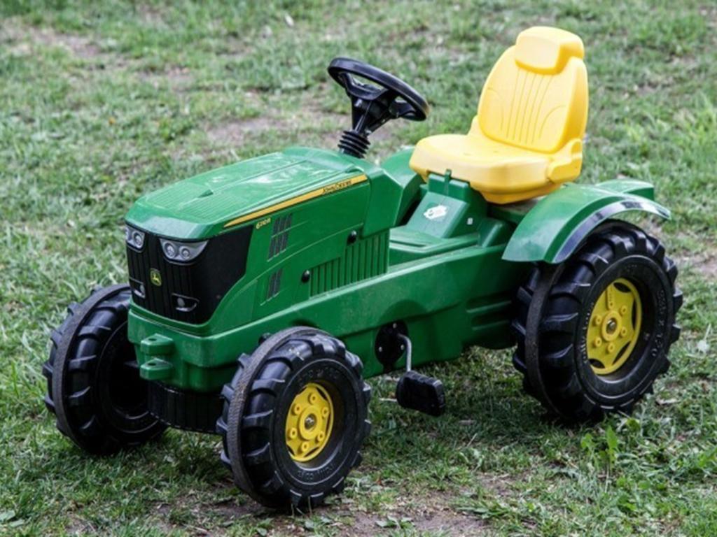 Niño de dos años ¡se fue solo a la feria en su tractor de juguete!