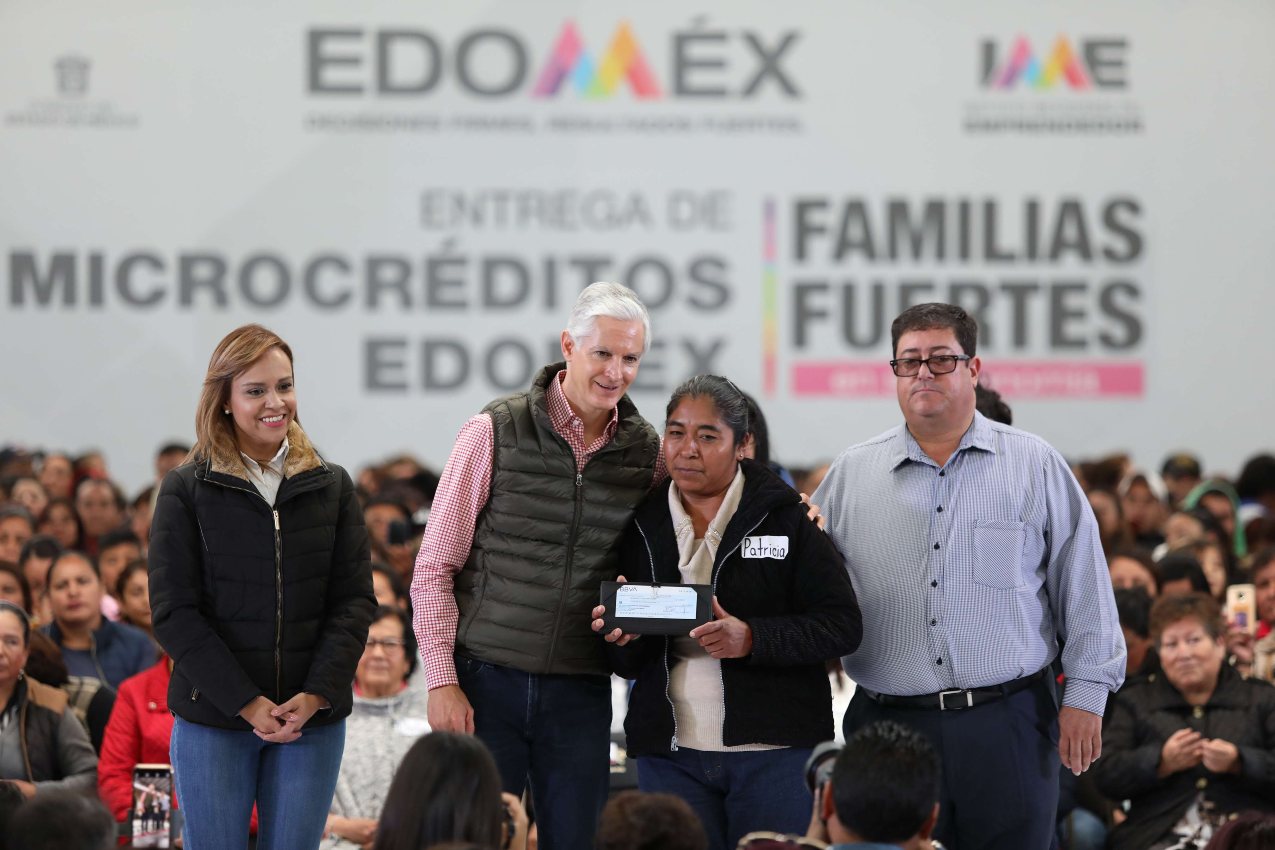 Entrega Alfredo Del Mazo microcréditos a mujeres emprendedoras del norte del Edoméx