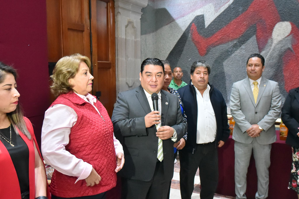 Diputados del PT abren la Casa del Pueblo a los artesanos de Otzolotepec