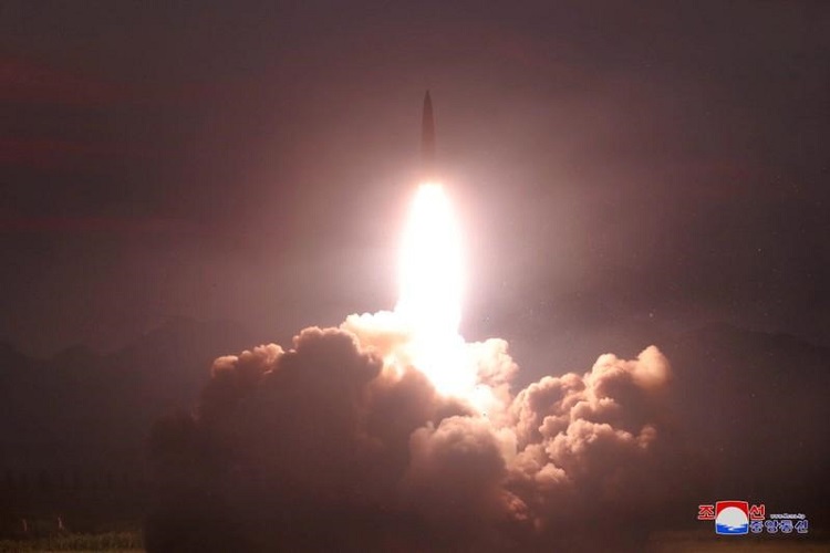 Norcorea lanza dos misiles en demostración de fuerza; pueden ser más, advierte Surcorea