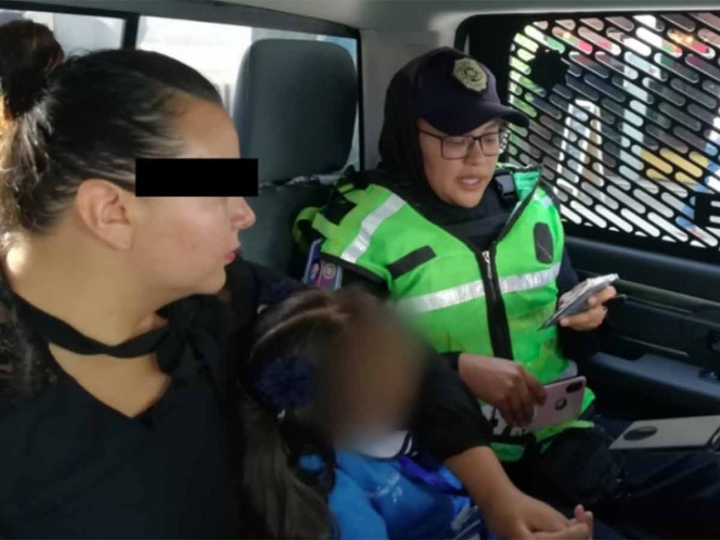 Mujer es detenida por golpear a su hija camino a la escuela en la CDMX